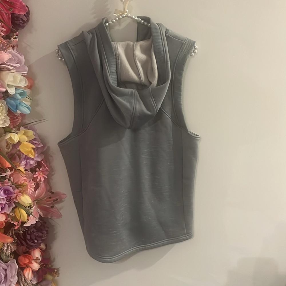 Gray Sleeveless Zip-Up UNDER ARMOUR Top - Picture 4 of 4